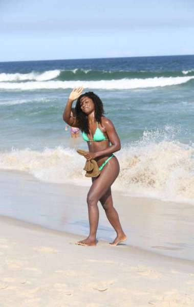 Erika Januza curte dia de sol na praia