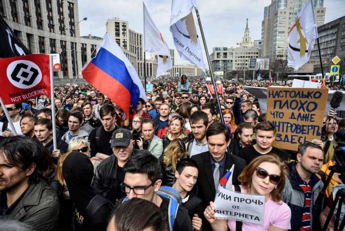 Os manifestantes levantaram cartazes com lemas contra o governo e bandeiras russas