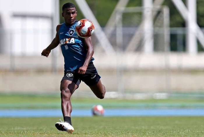 Aos 20 anos, Ezequiel � tratado pela diretoria do Botafogo como uma de suas principais promessas