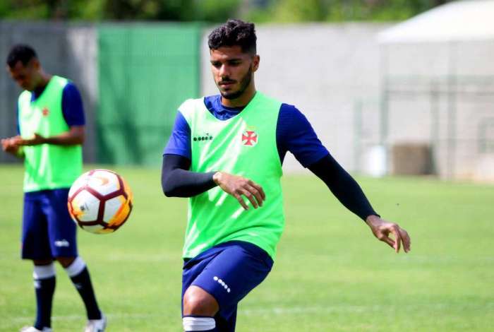 Henrique, lateral do Vasco, d� a receita para o Vasco vencer em casa: 'Temos de imp�r nosso ritmo'