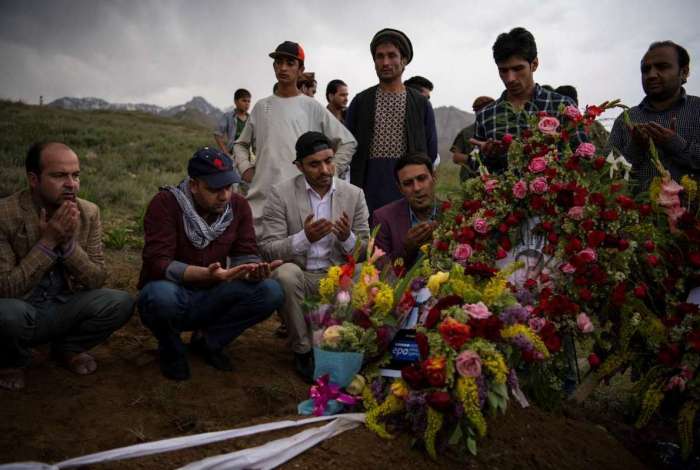 Amigos e parentes do fot�grafo Shah Marai se re�nem no funeral do profissional da AFP em Gul Dara, Cabul