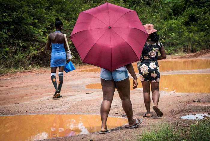 Jovens mulheres que foram encontradas trabalhando como prostitutas ao lado de minas de ouro na Guiana