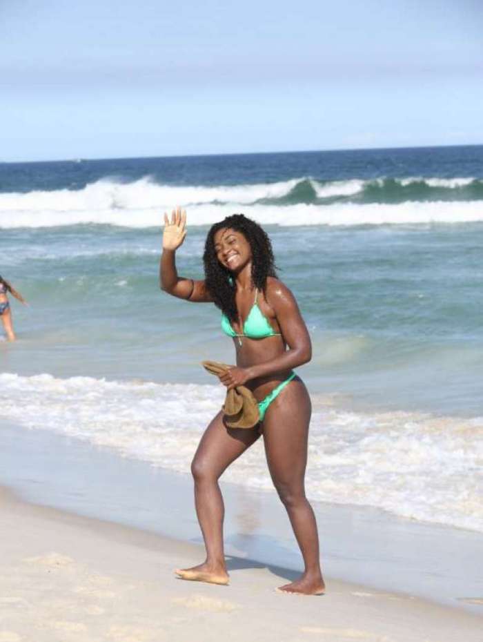 Erika Januza curte dia de sol na praia