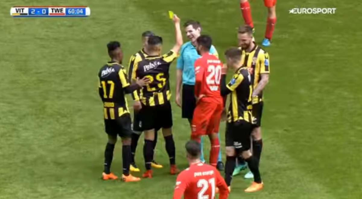 Árbitro recebeu cartão amarelo de jogador - Reprodução Internet