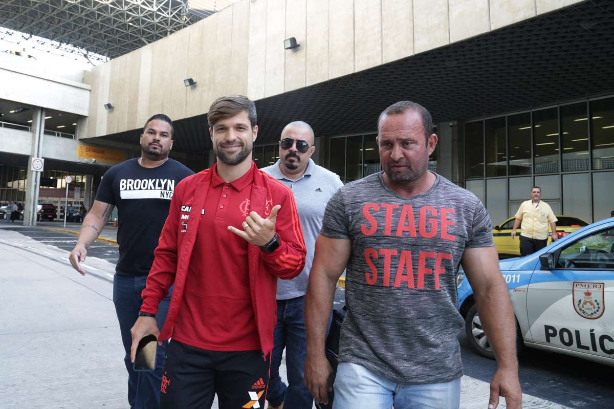 O time de  futebol do Flamengo chega ao Rio na tarde de hoje. O desembarque foi tranquilo, sem tumulto e sem pipocas. Com a iitória em cima do Ceará por 3 a 0 o clime com poucos torcedores que esperavam foi de alegria e muitos selfies. Diego é bem recebido e para falar com jornalistas. Foto: Daniel Castelo Branco / Agência O Dia