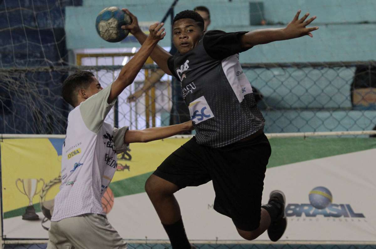 29/04/2018 - Caderno Baixada. Jogos da Baixada. Handbol Masculino. Duque de Caxias e Nova Iguaçu.Foto: Fernanda Dias / Agência O Dia.
