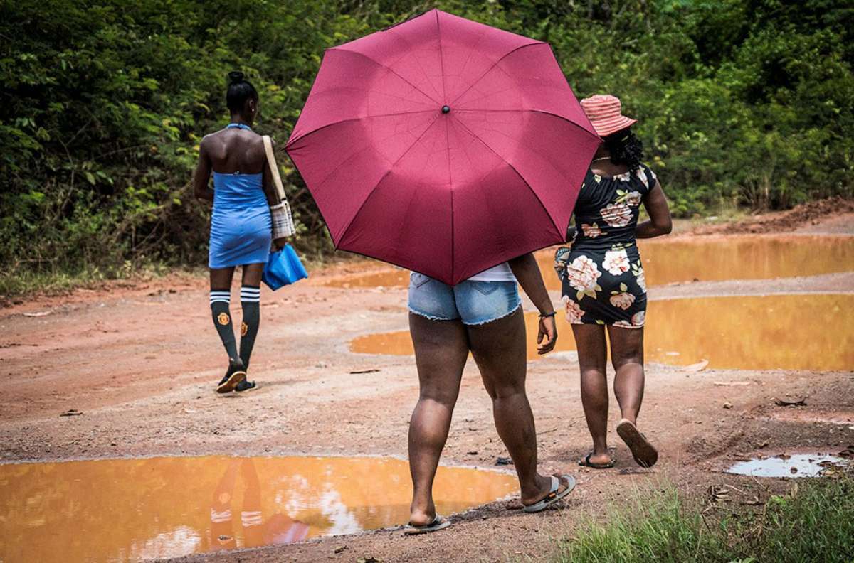 Jovens mulheres que foram encontradas trabalhando como prostitutas ao lado de minas de ouro na Guiana - Interpol / AFP