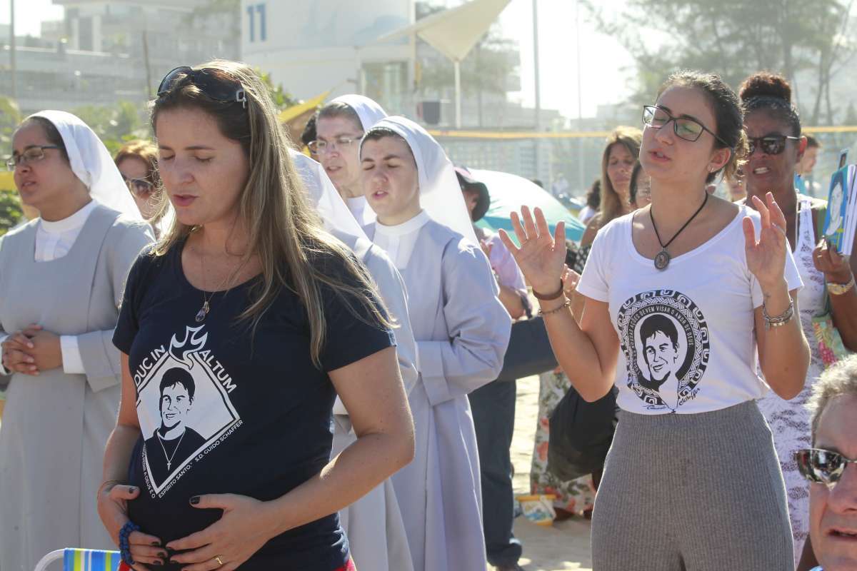 Missa em homenagem ao m&eacute;dico surfista , Guido Schaffer , mission&aacute;rio da Igreja Cat&oacute;lica que poder&aacute; ser canonizado como Santo pela Igreja Cat&oacute;lica. Na foto: Monike Gomes de Castro, foi amiga do Guido e afirma que a m&atilde;e foi curada de c&acirc;ncer pelas ben&ccedil;&atilde;os do santo surfista. 