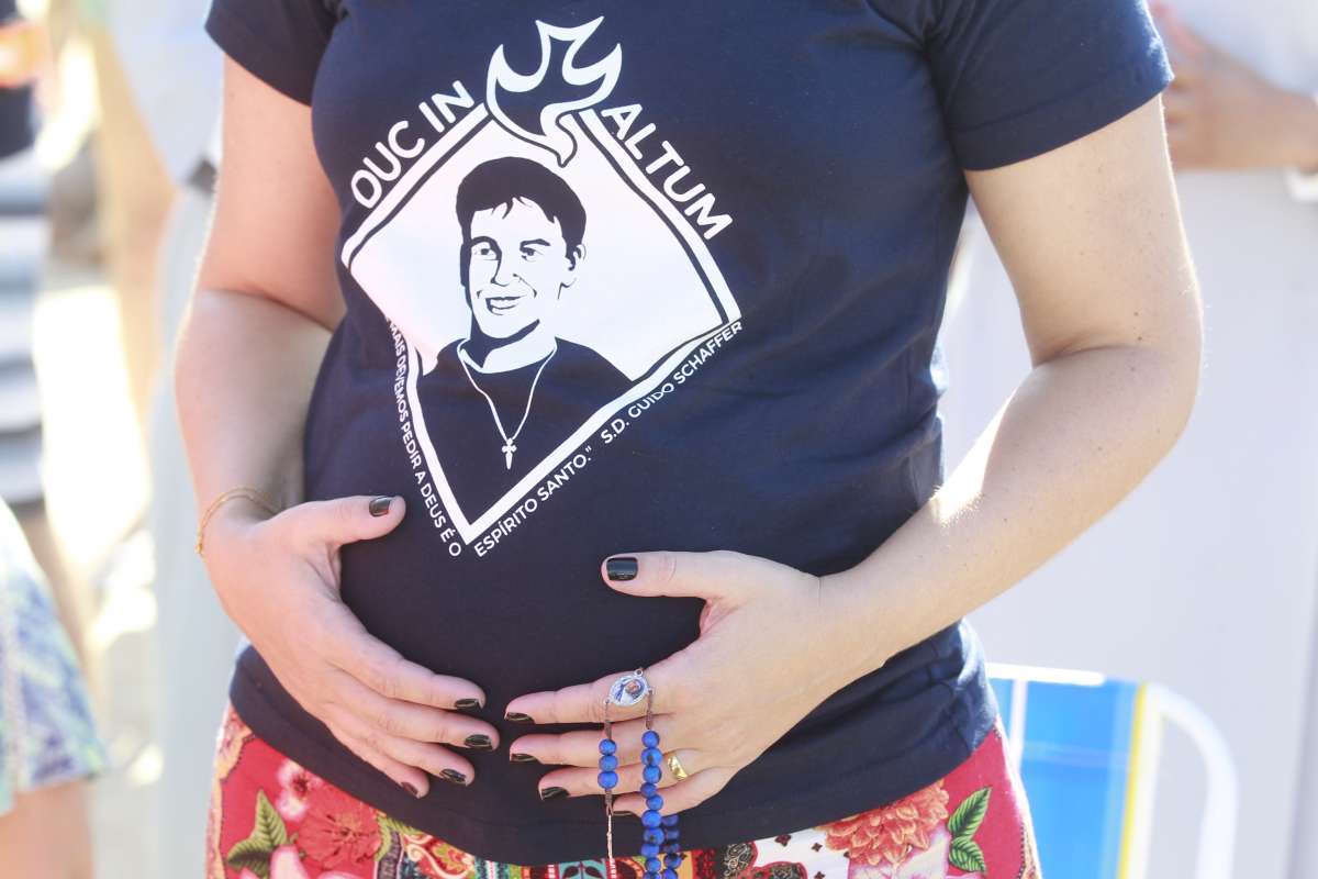 Missa em homenagem ao m&eacute;dico surfista , Guido Schaffer , mission&aacute;rio da Igreja Cat&oacute;lica que poder&aacute; ser canonizado como Santo pela Igreja Cat&oacute;lica. Na foto: Monike Gomes de Castro, foi amiga do Guido e afirma que a m&atilde;e foi curada de c&acirc;ncer pelas ben&ccedil;&atilde;os do santo surfista.