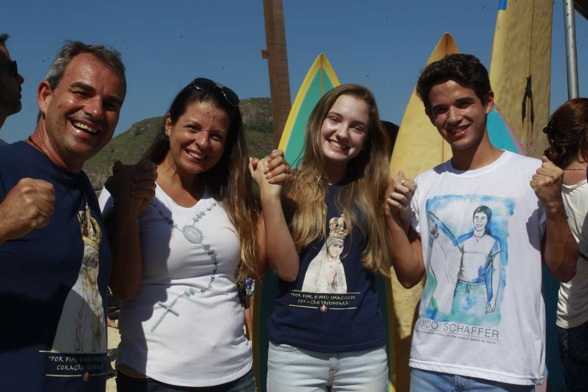 Missa em homenagem ao m&eacute;dico surfista , Guido Schaffer , mission&aacute;rio que poder&aacute; ser canonizado como Santo pela Igreja Cat&oacute;lica. Na Foto E/D Kim Brum e Roberta Dezan passaram na faculdade de medicina e atribuem a ben&ccedil;&atilde;o ao santo. 