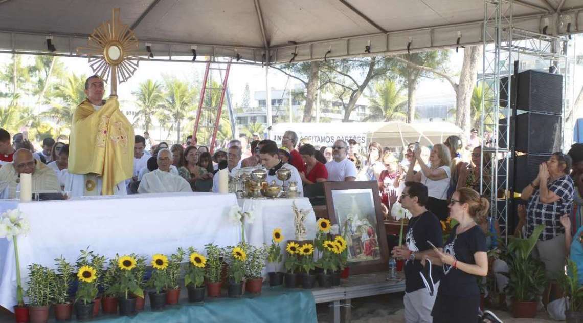 Missa em homenagem ao médico surfista , Guido Schaffer , missionário da Igreja Católica que poderá ser canonizado como Santo pela Igreja Católica. 