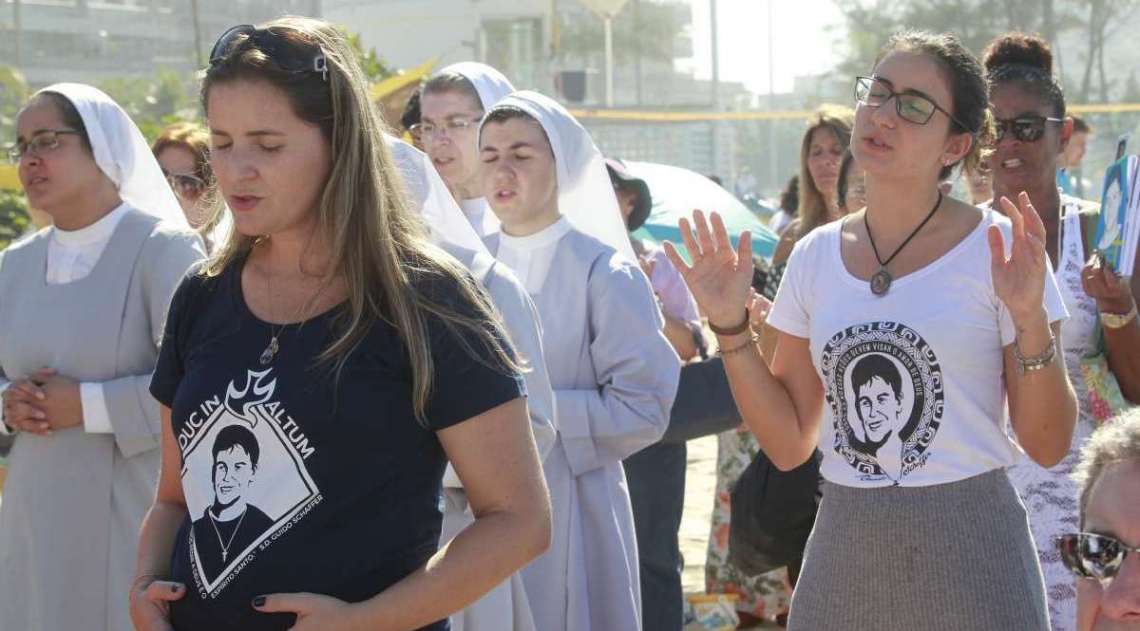 Missa em homenagem ao médico surfista , Guido Schaffer , missionário da Igreja Católica que poderá ser canonizado como Santo pela Igreja Católica. Na foto: Monike Gomes de Castro, foi amiga do Guido e afirma que a mãe foi curada de câncer pelas bençãos do santo surfista. 