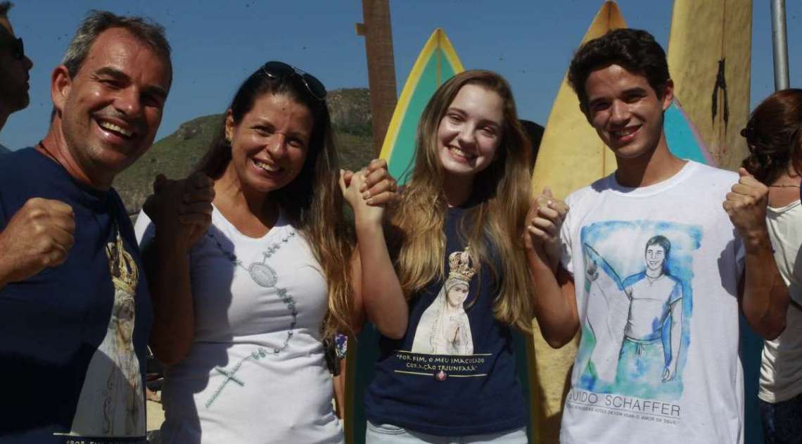 Missa em homenagem ao médico surfista , Guido Schaffer , missionário que poderá ser canonizado como Santo pela Igreja Católica. Na Foto E/D Kim Brum e Roberta Dezan passaram na faculdade de medicina e atribuem a benção ao santo. 