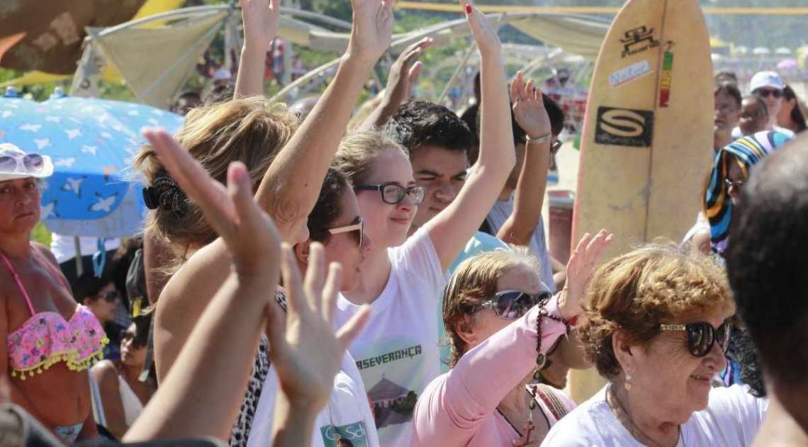 Missa em homenagem ao médico surfista , Guido Schaffer , missionário da Igreja Católica que poderá ser canonizado como Santo pela Igreja Católica. 