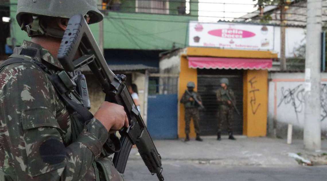 Opera��o Militar do Ex�rcito na Comunidade Batan em Realengo. O ex�rcito estava presente no local efetuando patrulhas com jipes dentro da comunidade, com presen�a tamb�m muitos soldados de tanques e caminh�es. Foto: Daniel Castelo Branco / Ag�ncia O Dia