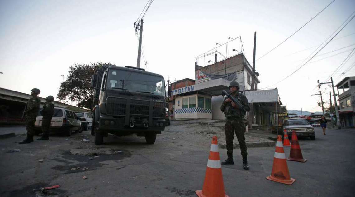 Opera��o Militar do Ex�rcito na Comunidade Batan em Realengo. O ex�rcito estava presente no local efetuando patrulhas com jipes dentro da comunidade, com presen�a tamb�m muitos soldados de tanques e caminh�es. Foto: Daniel Castelo Branco / Ag�ncia O Dia