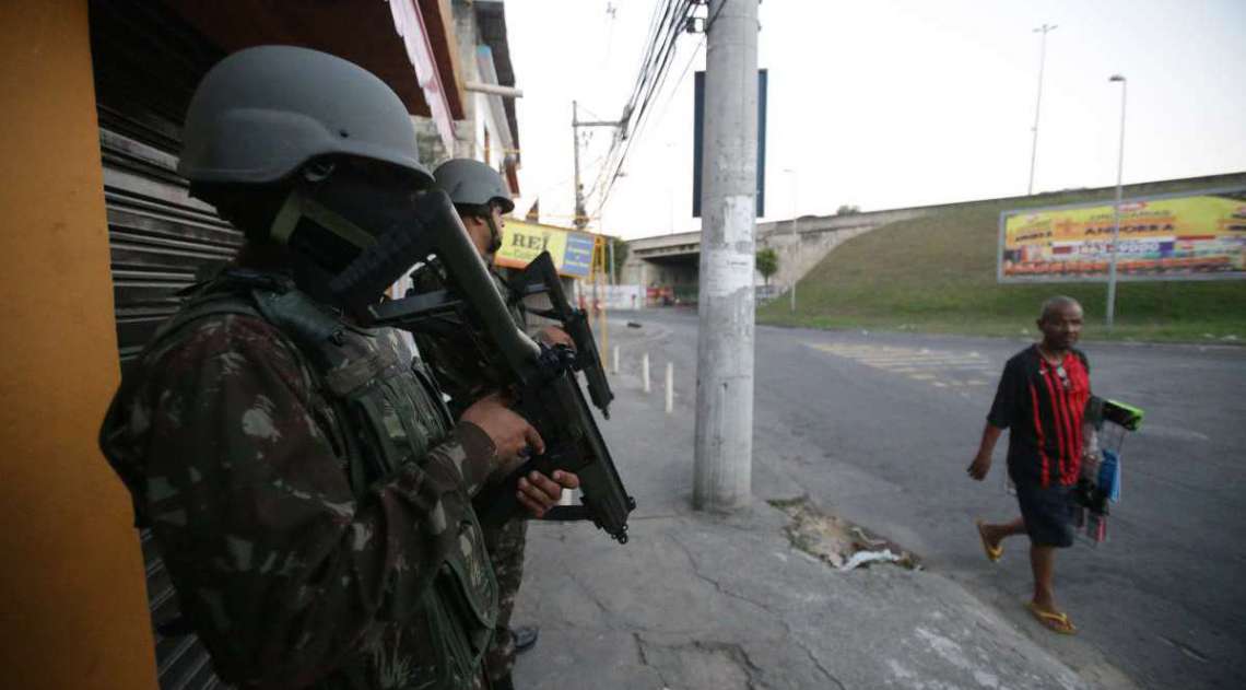 Opera��o Militar do Ex�rcito na Comunidade Batan em Realengo. O ex�rcito estava presente no local efetuando patrulhas com jipes dentro da comunidade, com presen�a tamb�m muitos soldados de tanques e caminh�es. Foto: Daniel Castelo Branco / Ag�ncia O Dia