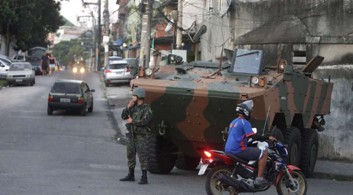 Opera��o Militar do Ex�rcito na Comunidade Batan em Realengo. O ex�rcito estava presente no local efetuando patrulhas com jipes dentro da comunidade, com presen�a tamb�m muitos soldados de tanques e caminh�es. Foto: Daniel Castelo Branco / Ag�ncia O Dia