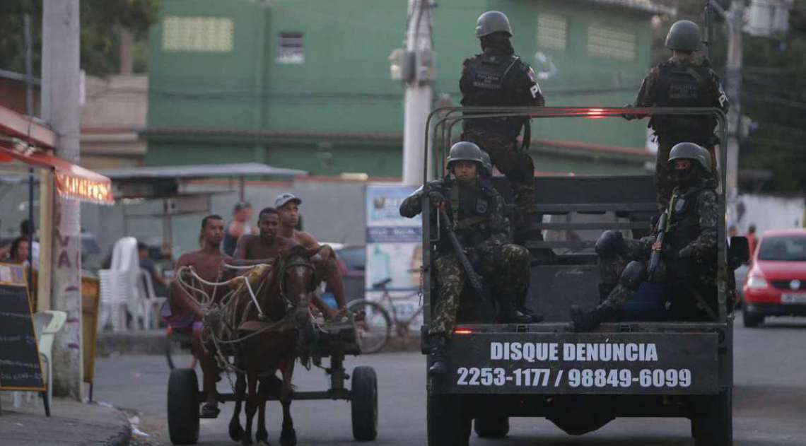 Opera��o Militar do Ex�rcito na Comunidade Batan em Realengo. O ex�rcito estava presente no local efetuando patrulhas com jipes dentro da comunidade, com presen�a tamb�m muitos soldados de tanques e caminh�es. Foto: Daniel Castelo Branco / Ag�ncia O Dia