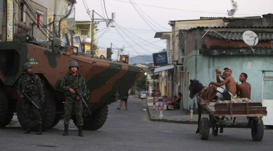 Opera��o Militar do Ex�rcito na Comunidade Batan em Realengo. O ex�rcito estava presente no local efetuando patrulhas com jipes dentro da comunidade, com presen�a tamb�m muitos soldados de tanques e caminh�es. Foto: Daniel Castelo Branco / Ag�ncia O Dia