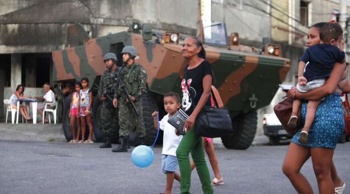 Opera��o Militar do Ex�rcito na Comunidade Batan em Realengo. O ex�rcito estava presente no local efetuando patrulhas com jipes dentro da comunidade, com presen�a tamb�m muitos soldados de tanques e caminh�es. Foto: Daniel Castelo Branco / Ag�ncia O Dia