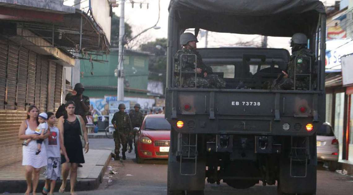 Opera��o Militar do Ex�rcito na Comunidade Batan em Realengo. O ex�rcito estava presente no local efetuando patrulhas com jipes dentro da comunidade, com presen�a tamb�m muitos soldados de tanques e caminh�es. Foto: Daniel Castelo Branco / Ag�ncia O Dia