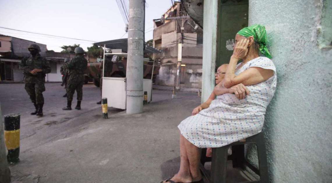 Opera��o Militar do Ex�rcito na Comunidade Batan em Realengo. O ex�rcito estava presente no local efetuando patrulhas com jipes dentro da comunidade, com presen�a tamb�m muitos soldados de tanques e caminh�es. Foto: Daniel Castelo Branco / Ag�ncia O Dia