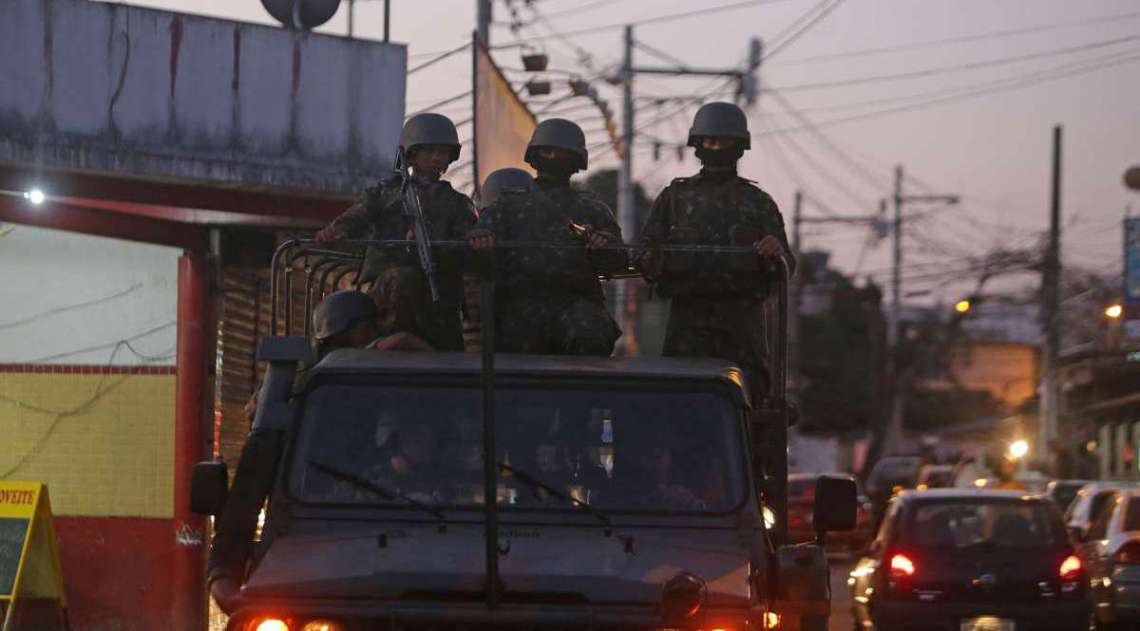 Opera��o Militar do Ex�rcito na Comunidade Batan em Realengo. O ex�rcito estava presente no local efetuando patrulhas com jipes dentro da comunidade, com presen�a tamb�m muitos soldados de tanques e caminh�es. Foto: Daniel Castelo Branco / Ag�ncia O Dia