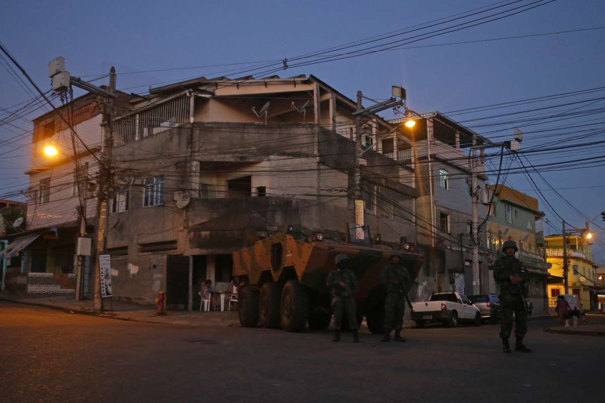 Opera��o Militar do Ex�rcito na Comunidade Batan em Realengo. O ex�rcito estava presente no local efetuando patrulhas com jipes dentro da comunidade, com presen�a tamb�m muitos soldados de tanques e caminh�es. Foto: Daniel Castelo Branco / Ag�ncia O Dia