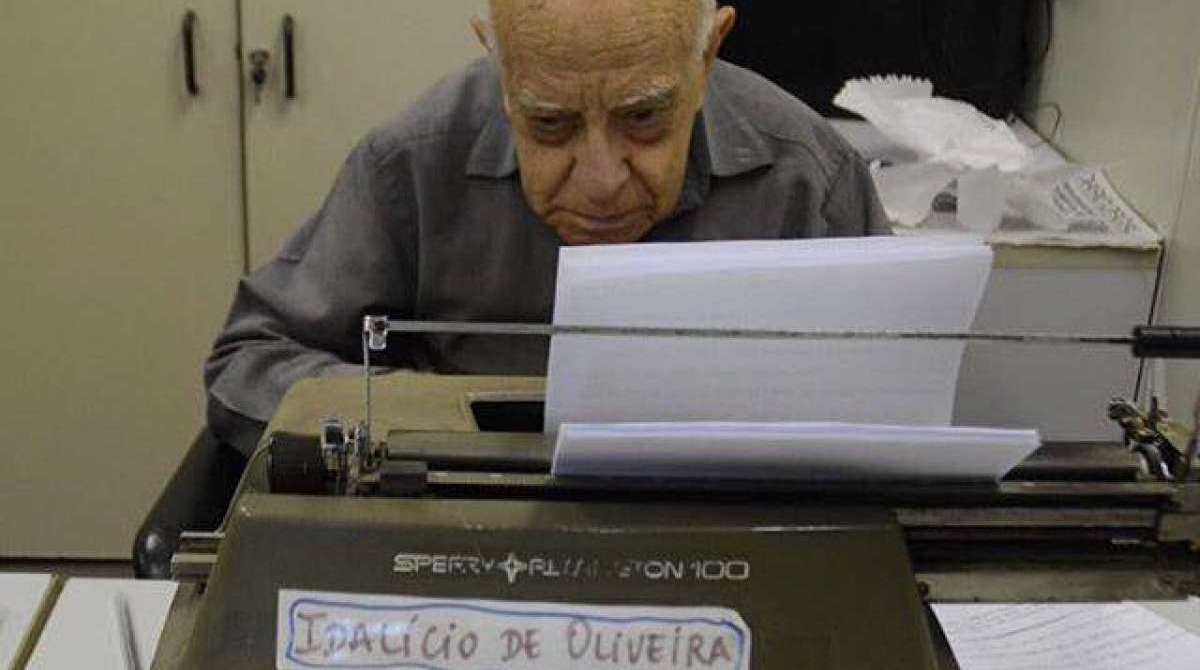 Seu Idal&iacute;cio &eacute; jornalista e faz a leitura do Di&aacute;rio Oficial todos os dias - Divulga&ccedil;&atilde;o