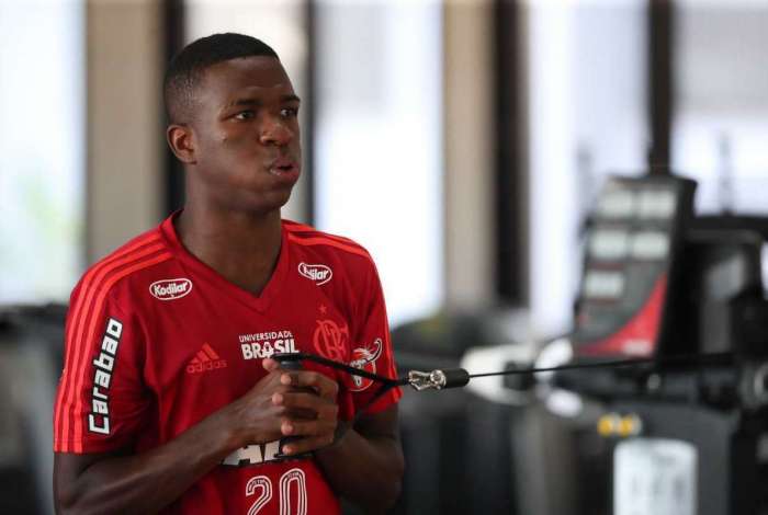 O jogador Vinicius Junior durante treino da equipe de Futebol do Flamengo