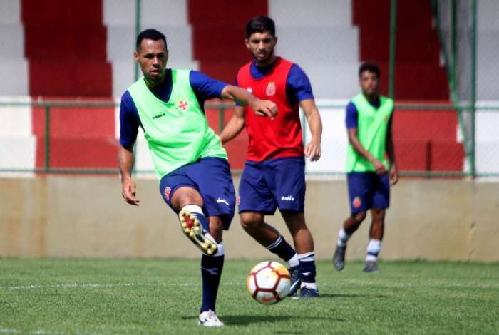 Bruno Silva toca a bola no treino do Vasco: volante deve jogar na vaga do argentino Des�bato, 
que est� suspenso