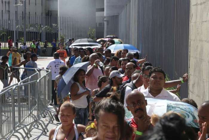 Milhares de pessoas tentam se candidatar para 5 mil vagas de emprego no Rio de Janeiro em evento no Engenhão