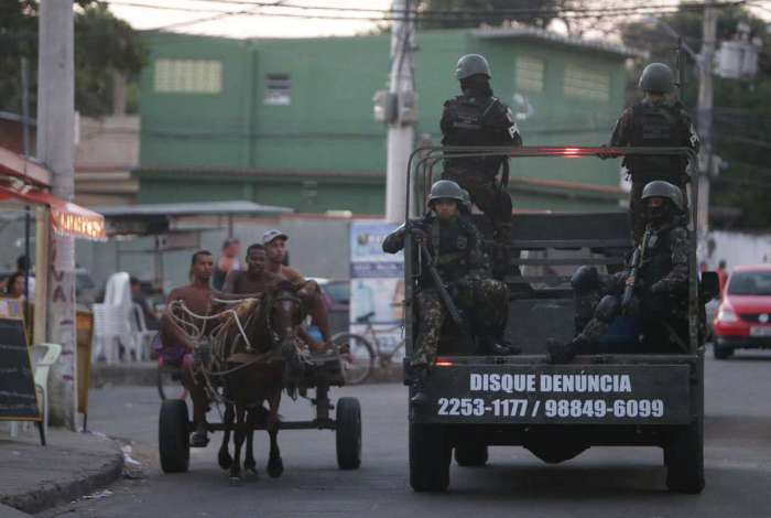 Opera��o Militar do Ex�rcito na Comunidade Batan em Realengo. O ex�rcito estava presente no local efetuando patrulhas com jipes dentro da comunidade, com presen�a tamb�m muitos soldados de tanques e caminh�es. Foto: Daniel Castelo Branco / Ag�ncia O Dia