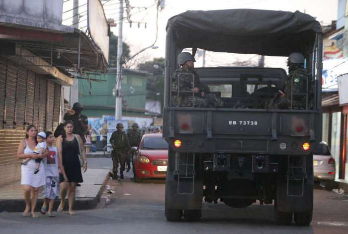 Forças Armadas na comunidade do Batan, em Realengo