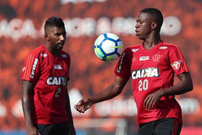 Rodinei e Vinicius Jr no treino do Flamengo