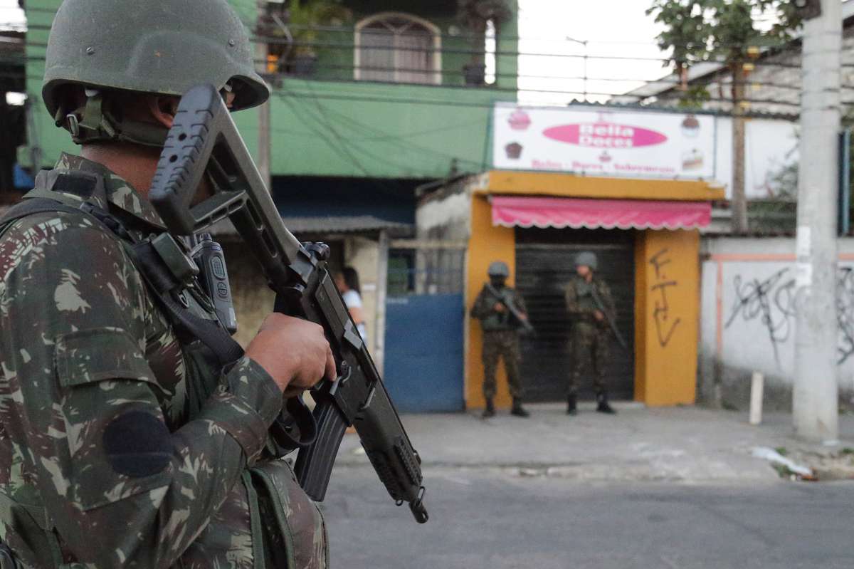 Operação Militar do Exército na Comunidade Batan em Realengo. O exército estava presente no local efetuando patrulhas com jipes dentro da comunidade, com presença também muitos soldados de tanques e caminhões. Foto: Daniel Castelo Branco / Agência O Dia