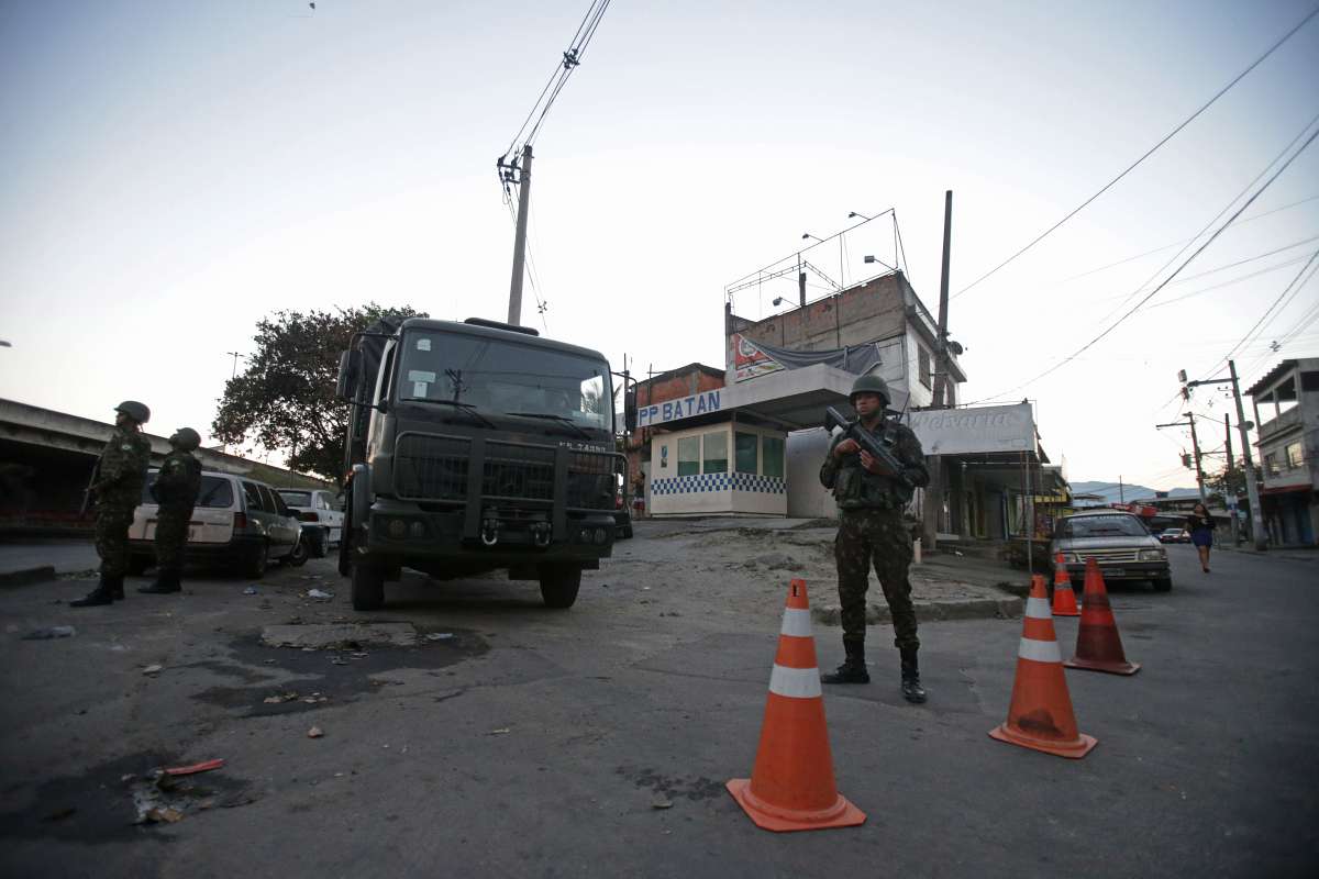 Operação Militar do Exército na Comunidade Batan em Realengo. O exército estava presente no local efetuando patrulhas com jipes dentro da comunidade, com presença também muitos soldados de tanques e caminhões. Foto: Daniel Castelo Branco / Agência O Dia