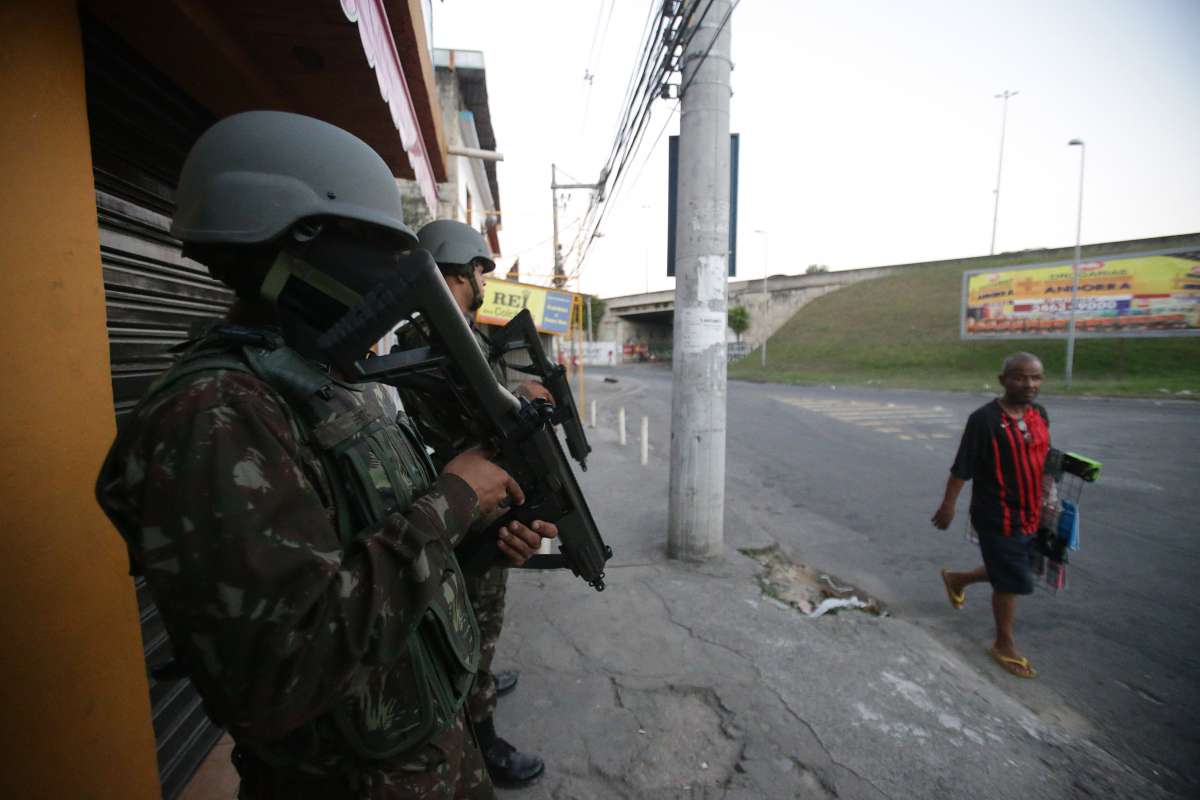 Operação Militar do Exército na Comunidade Batan em Realengo. O exército estava presente no local efetuando patrulhas com jipes dentro da comunidade, com presença também muitos soldados de tanques e caminhões. Foto: Daniel Castelo Branco / Agência O Dia