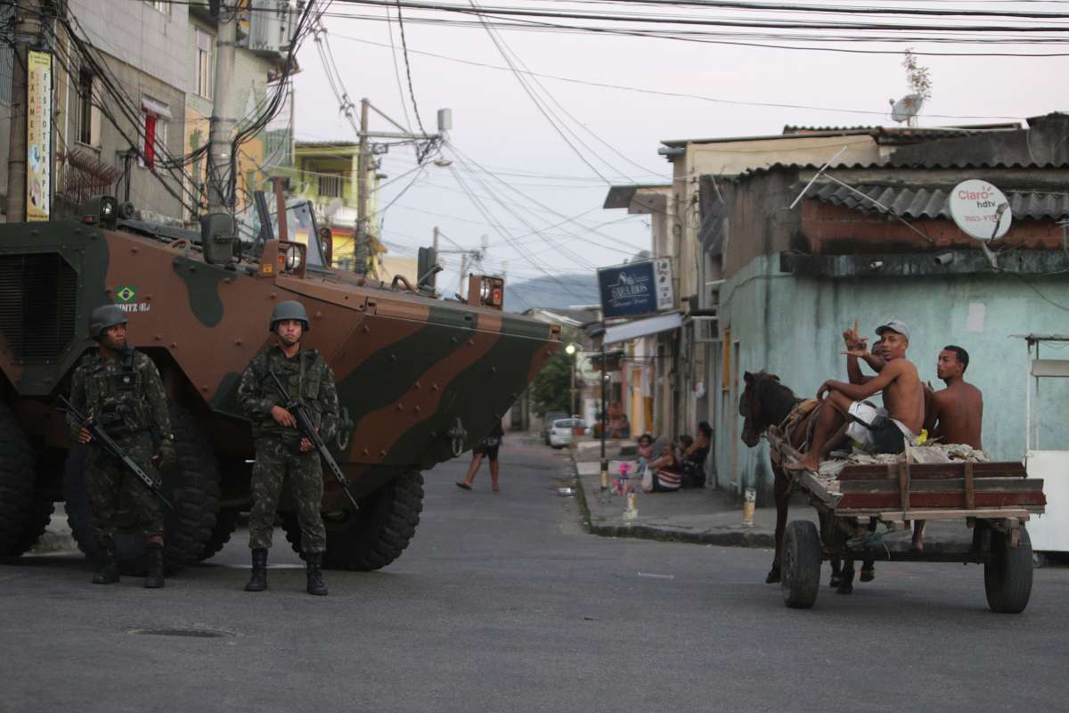 Favela do Batan, em Realengo, foi uma das patrulhadas por muitos soldados em tanques e caminhões