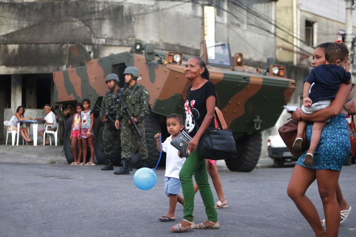 Soldados do Exército entraram no Batan com tanques e caminhões