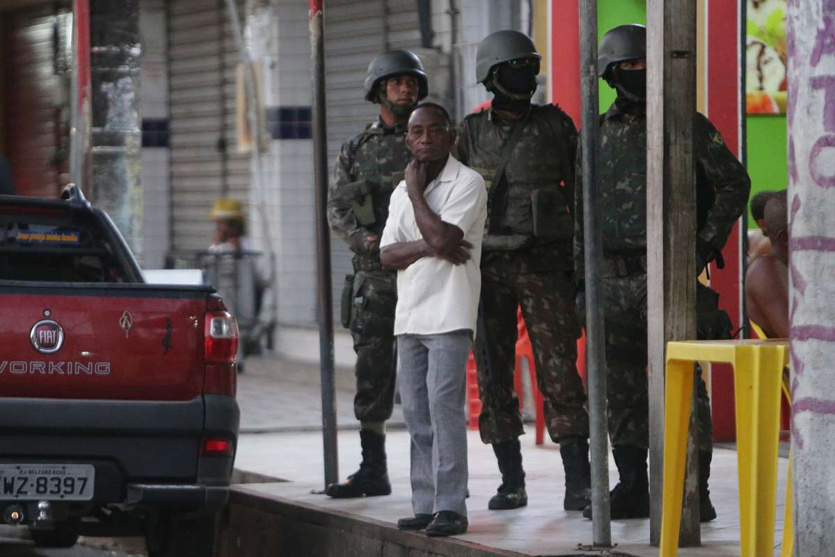 Operação Militar do Exército na Comunidade Batan em Realengo. O exército estava presente no local efetuando patrulhas com jipes dentro da comunidade, com presença também muitos soldados de tanques e caminhões. Foto: Daniel Castelo Branco / Agência O Dia