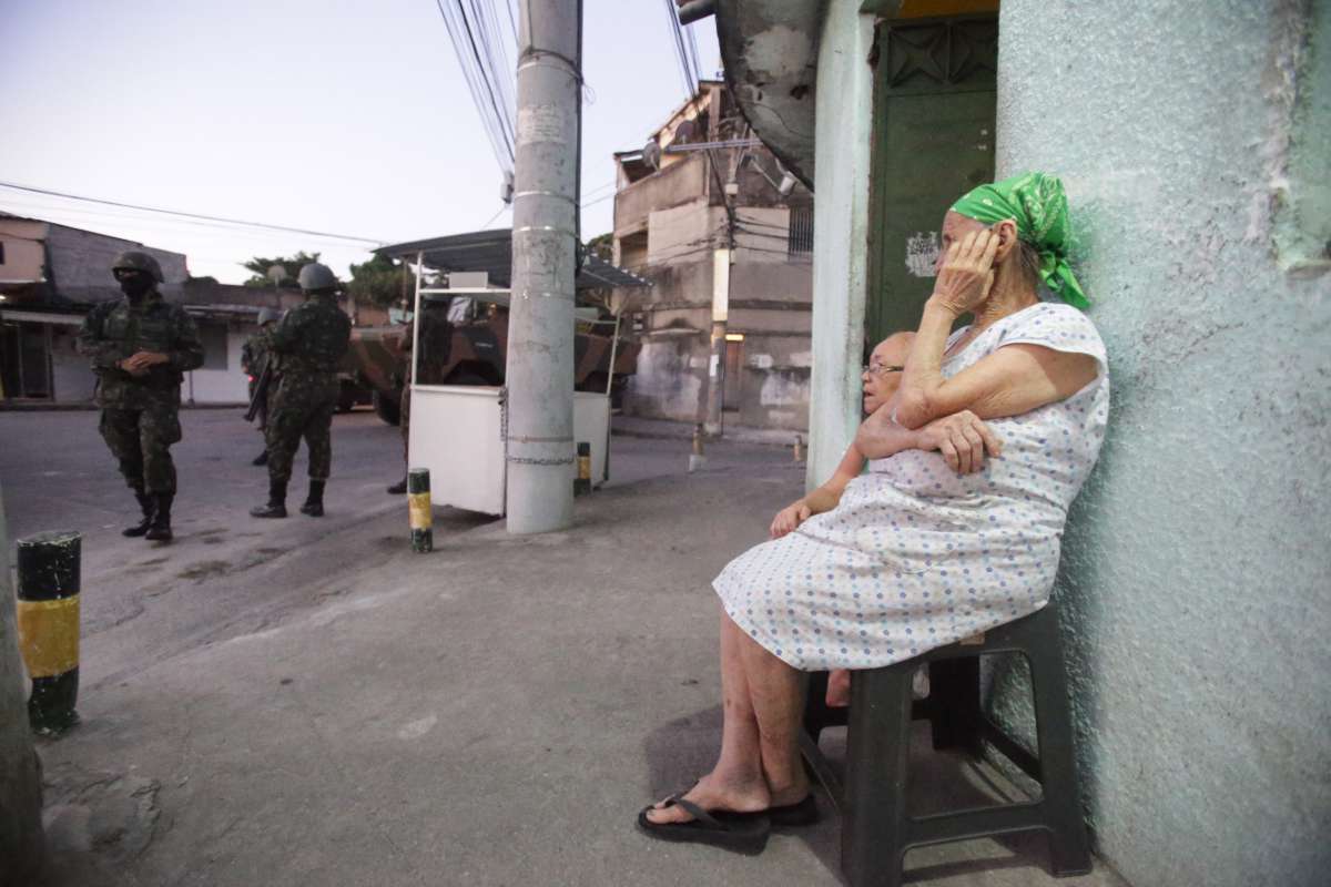 Operação Militar do Exército na Comunidade Batan em Realengo. O exército estava presente no local efetuando patrulhas com jipes dentro da comunidade, com presença também muitos soldados de tanques e caminhões. Foto: Daniel Castelo Branco / Agência O Dia