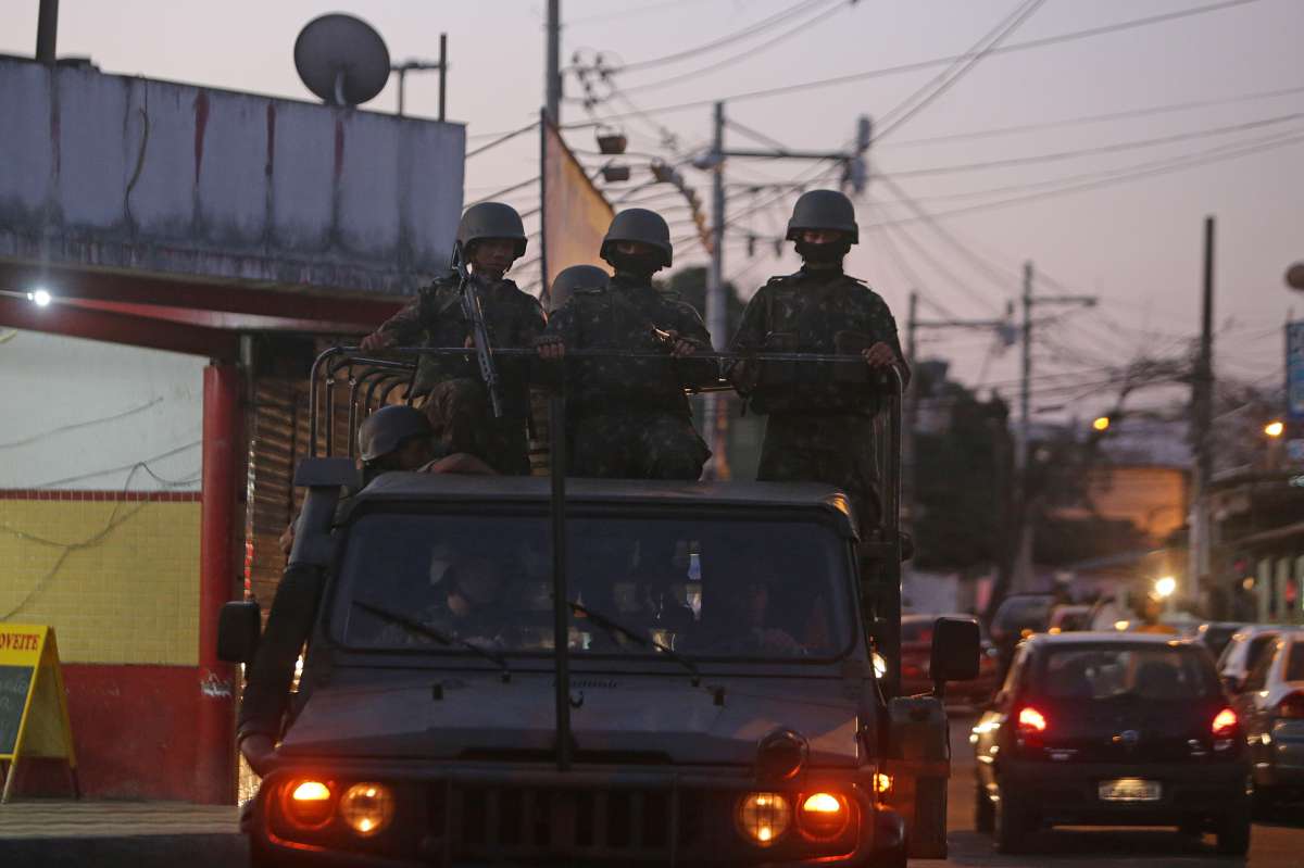 Operação Militar do Exército na Comunidade Batan em Realengo. O exército estava presente no local efetuando patrulhas com jipes dentro da comunidade, com presença também muitos soldados de tanques e caminhões. Foto: Daniel Castelo Branco / Agência O Dia - Daniel Castelo Branco