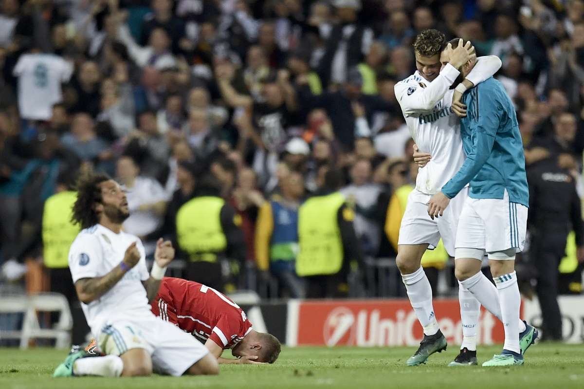 Marcelo (E), Cristiano Ronaldo e Benzema comemoram a classificação do Real Madrid para a decisão da Liga