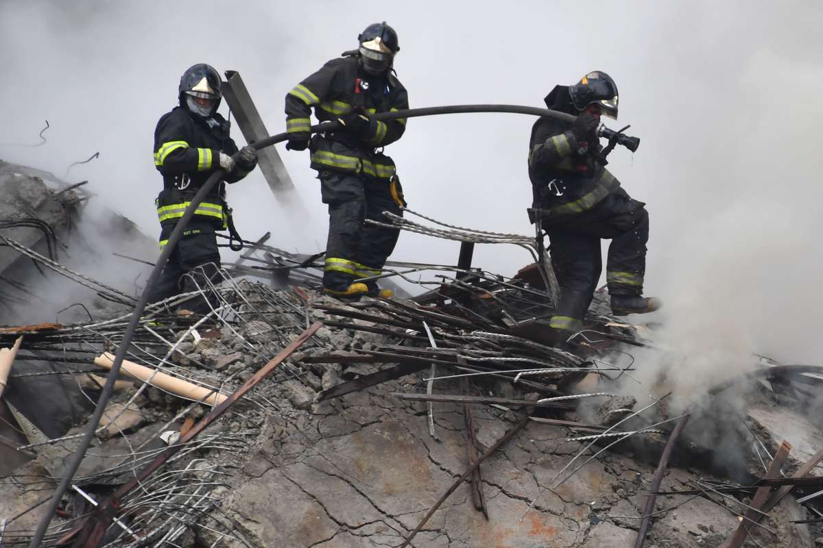 Agentes est&atilde;o usando equipamentos menores como britadeiras para retirar as estruturas - AFP photo / Nelson Almeida
