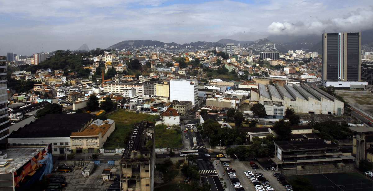 Contraste do Novo e o Velho no Porto Maravilha,  quem investiu  na região e as pessoas que frequenta o local pede mais investimeto Priscila Berçot  foto  Severino  Silva Agencia O Dia