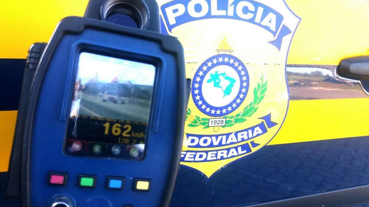 Motoristas foram flagrados em alta velocidade na Via Dutra - Divulgação