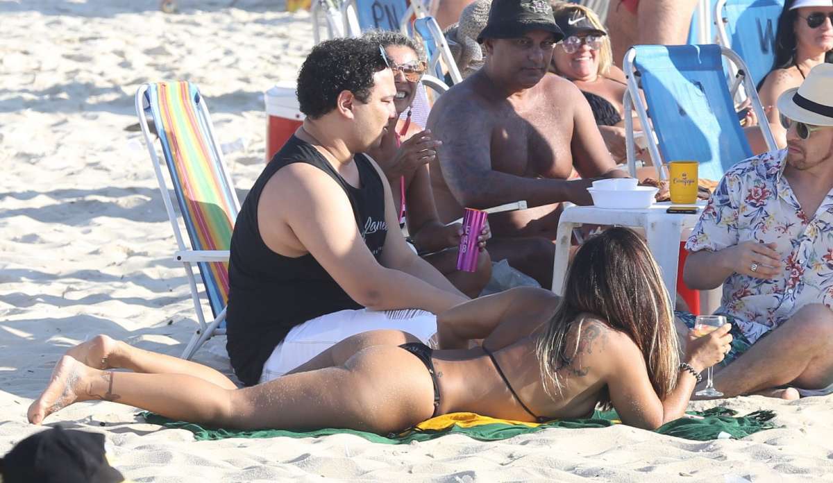 Viviane Araújo curte dia de praia com amigos