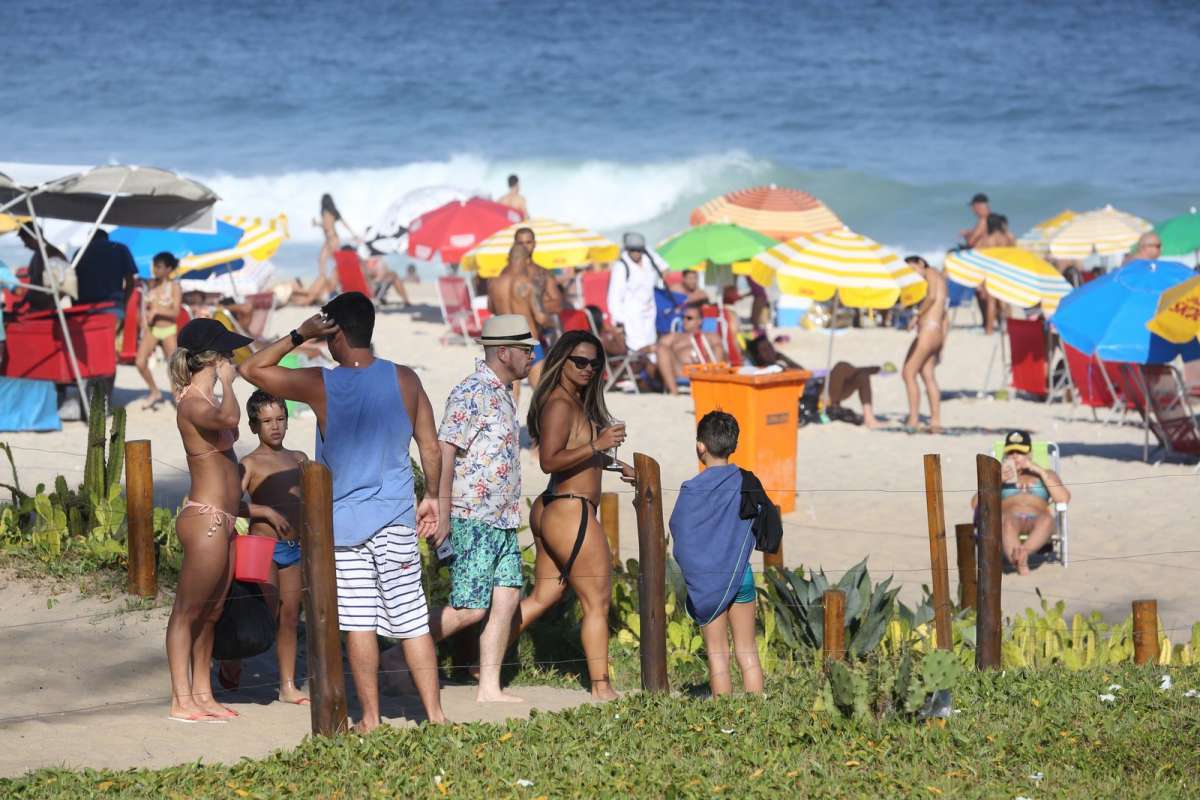 Viviane Araújo curte dia de praia com amigos